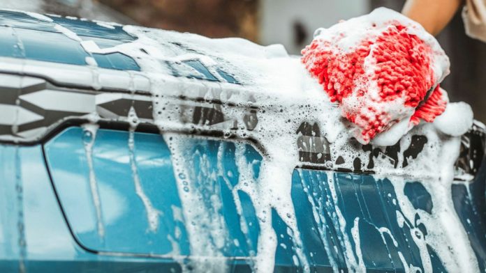 Найдовша мийка в житті: жінка застрягла всередині автоматичного боксу на цілу годину