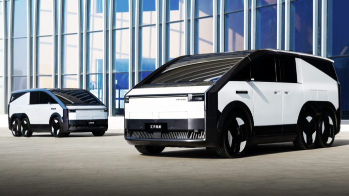 Китайський Xpeng запускає у продаж шестиколісний мінівен з літаючим авто на борту