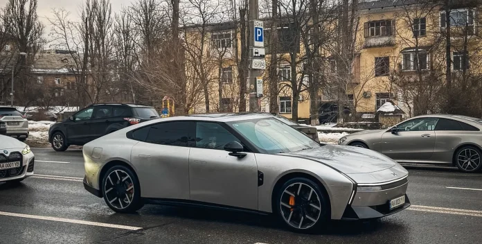 У Києві помітили китайський електрокар з дверима як у Lambo У Києві помітили китайський електрокар з дверима як у Lambo