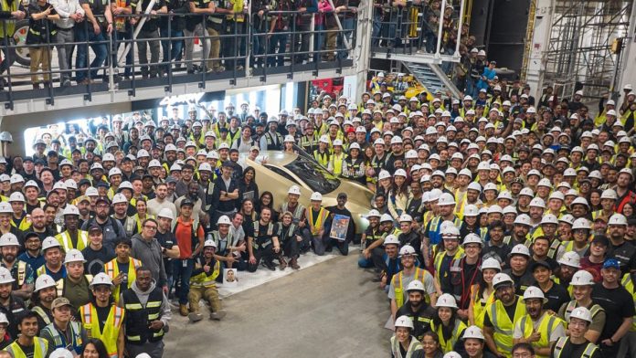 Tesla несподівано випереджає графік: перший Cybercab вже зійшов з конвеєра