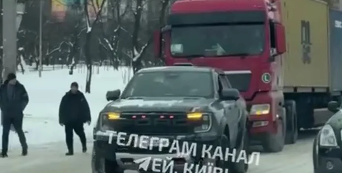Київ у крижаному полоні: як пікап рятував фуру Київ у крижаному полоні: як пікап рятував фуру