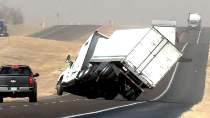 Стихія проти фури: у Техасі шалений вітер перекинув вантажівку прямо на ходу