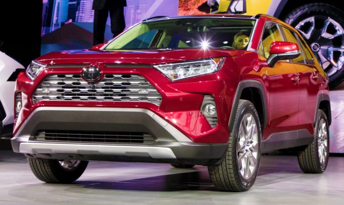 Власник Toyota RAV4 опинився у безвиході: дилер та страхова відмовляються платити за ремонт двигуна