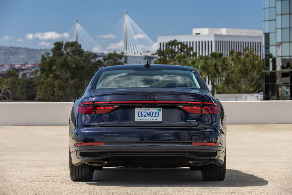 Audi припинила прийом замовлень на флагманський седан A8 у Німеччині: чи це кінець епохи? - фото 4