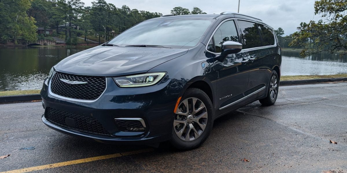 Зміни в керівництві Stellantis: голова Dodge очолить бренд Chrysler після відставки Кріс Фьюелл - фото 1