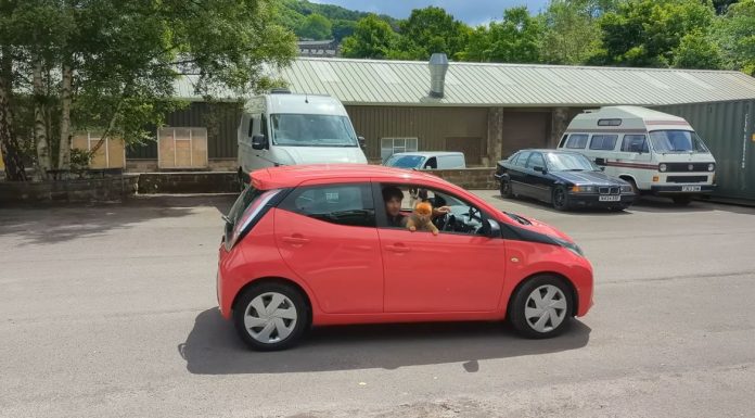 Toyota Aygo перетворили на кемпер: ліжко, кухня і прихована електрика в міському хетчбеку