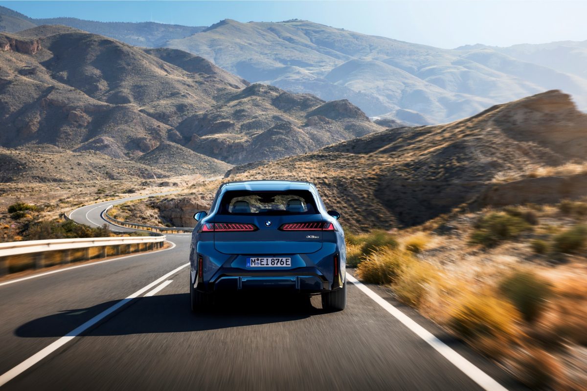 Розкрито ціни на новий BMW iX3: потужніший, далекобійніший та дешевший за конкурентів - фото 7