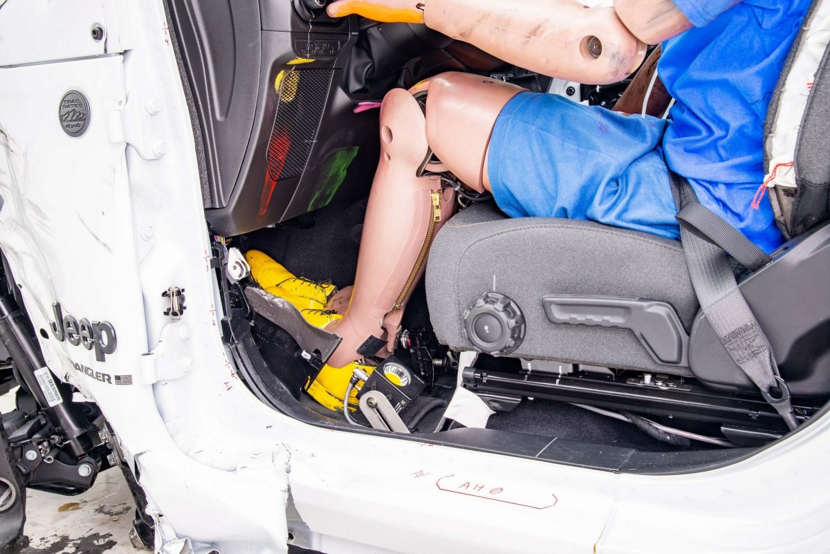 Jeep виправив небезпечний недолік Wrangler: позашляховик більше не перекидається на краш-тестах - фото 4