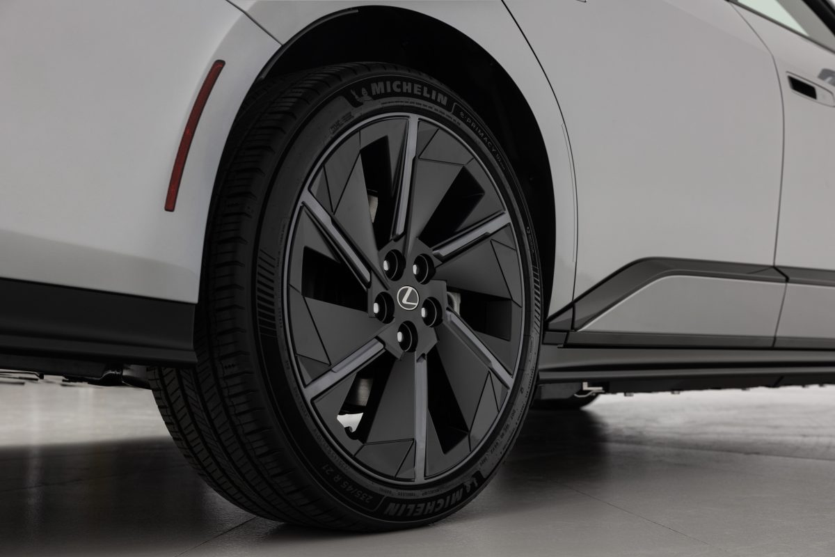 Новий Lexus ES стає електричним: ціни стартують з позначки нижче $50 000 - фото 5