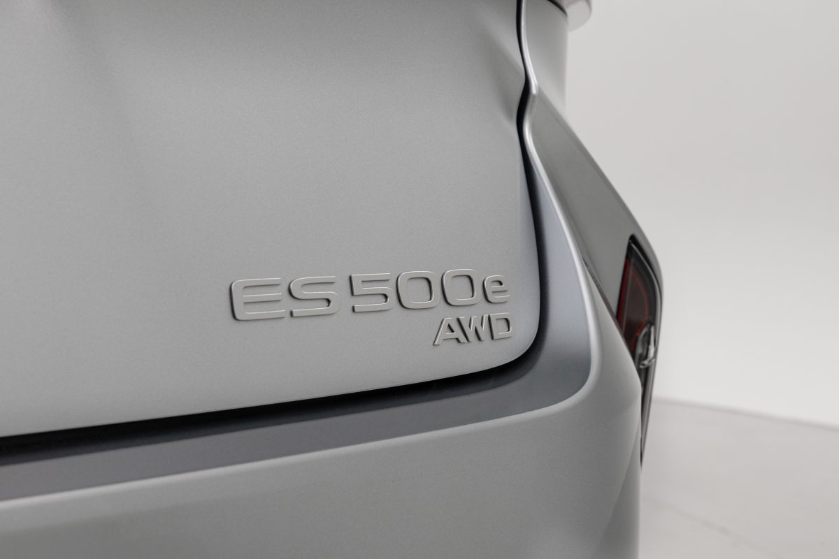 Новий Lexus ES стає електричним: ціни стартують з позначки нижче $50 000 - фото 8