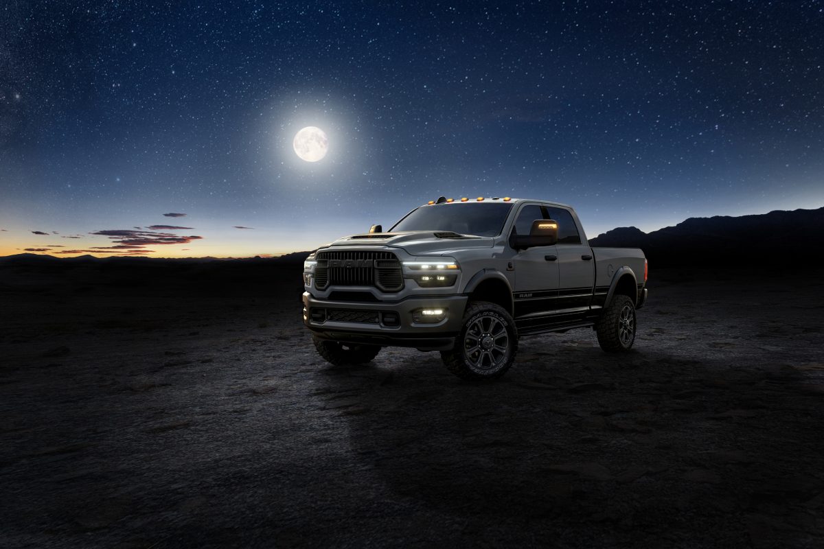 Ram представив «місячні» версії пікапів 2500 Rebel та Power Wagon на честь затемнення - фото 1