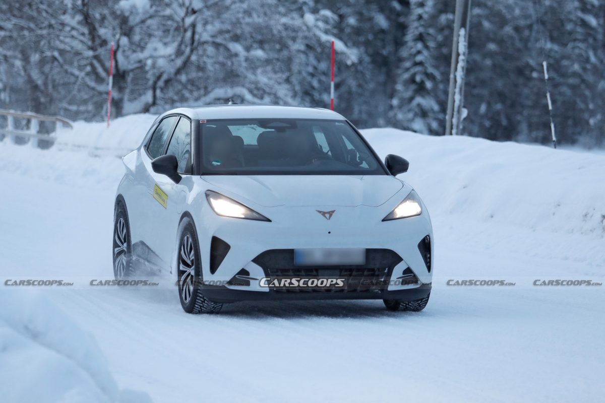 Новий електричний хетчбек Cupra Raval помітили на тестах без камуфляжу: дизайн та характеристики - фото 2