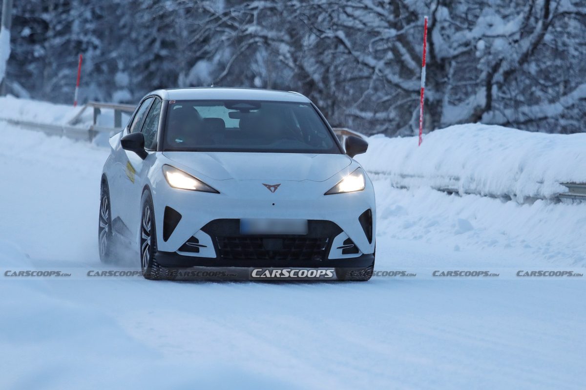 Новий електричний хетчбек Cupra Raval помітили на тестах без камуфляжу: дизайн та характеристики - фото 3
