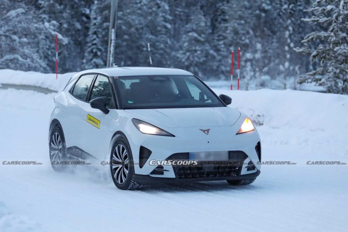 Новий електричний хетчбек Cupra Raval помітили на тестах без камуфляжу: дизайн та характеристики - фото 4