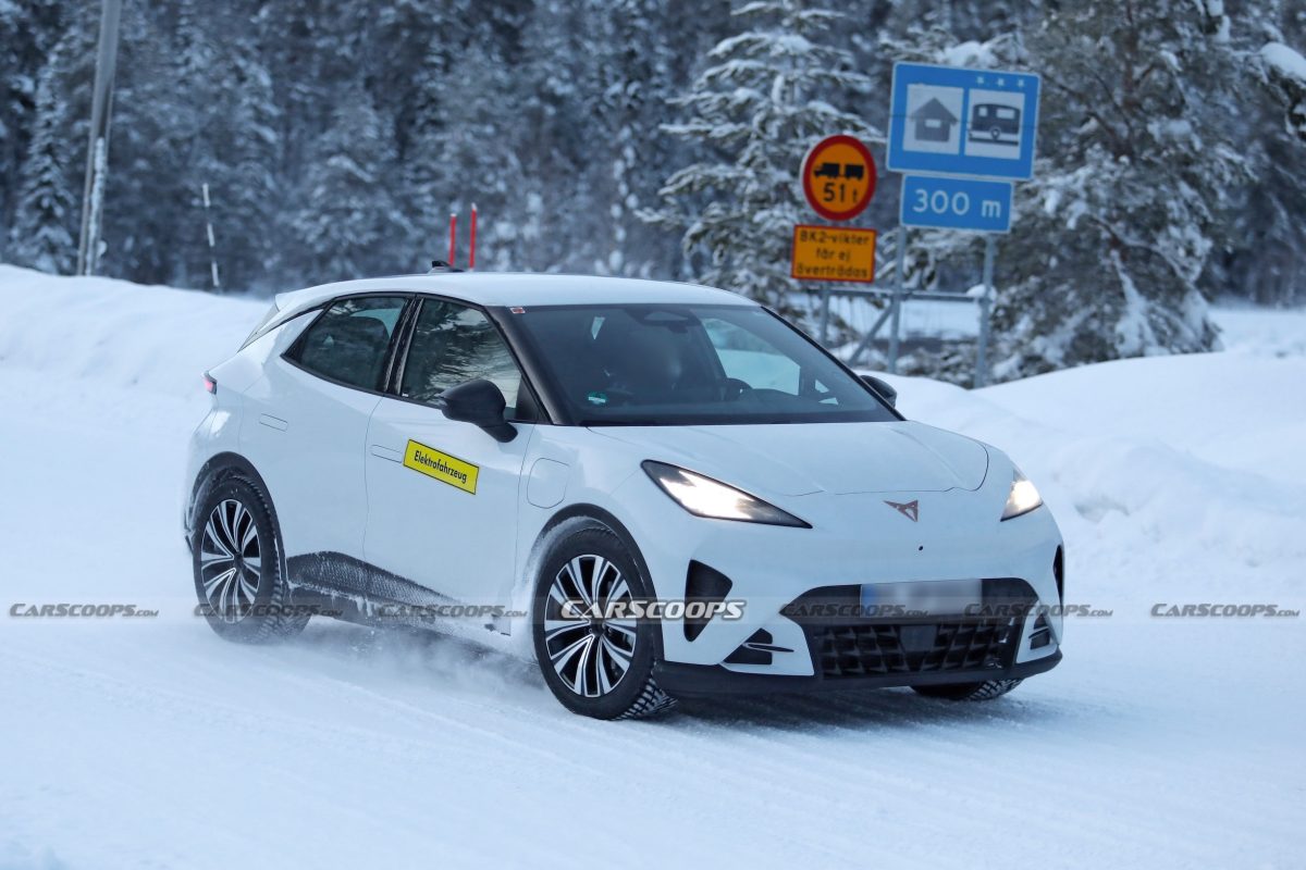 Новий електричний хетчбек Cupra Raval помітили на тестах без камуфляжу: дизайн та характеристики - фото 5