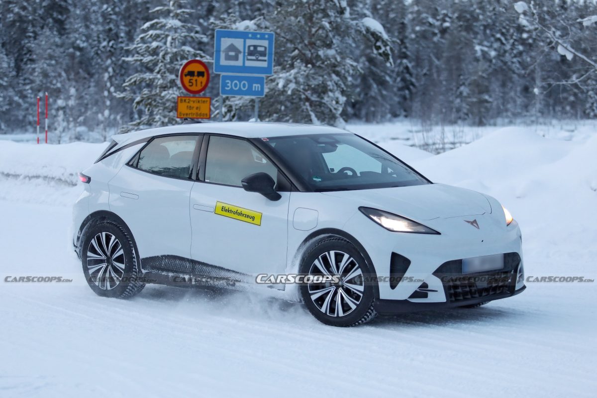 Новий електричний хетчбек Cupra Raval помітили на тестах без камуфляжу: дизайн та характеристики - фото 6