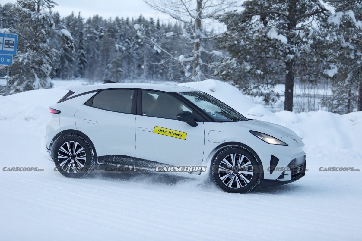 Новий електричний хетчбек Cupra Raval помітили на тестах без камуфляжу: дизайн та характеристики - фото 7