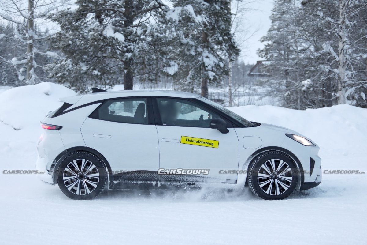 Новий електричний хетчбек Cupra Raval помітили на тестах без камуфляжу: дизайн та характеристики - фото 8