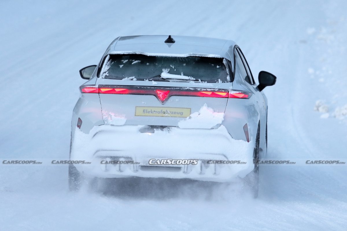Новий електричний хетчбек Cupra Raval помітили на тестах без камуфляжу: дизайн та характеристики - фото 1