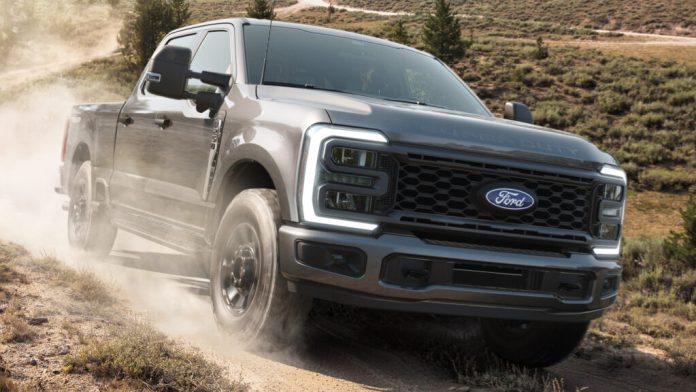 Ford оновив лінійку Super Duty 2027 року: нові позашляхові пакети Tremor та розкіш для комерційних шасі