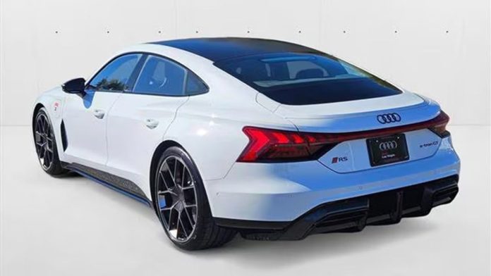 Гіперкар зі знижкою: новий 912-сильний Audi RS e-tron GT втрачає понад $50 000 одразу після випуску Гіперкар зі знижкою: новий 912-сильний Audi RS e-tron GT втрачає понад $50 000 одразу після випуску