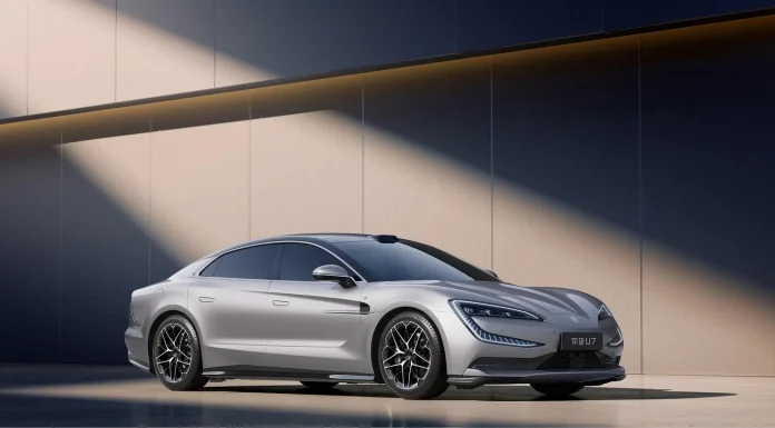 Києвом їздить 1300-сильний седан з танковим розворотом