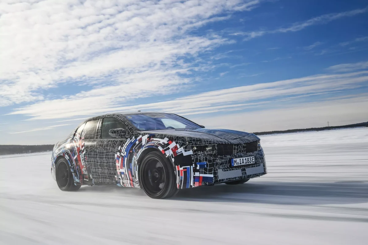 У мережу злили перші фото потенційного електричного BMW i3M: що відомо про майбутній спорткар - фото 3