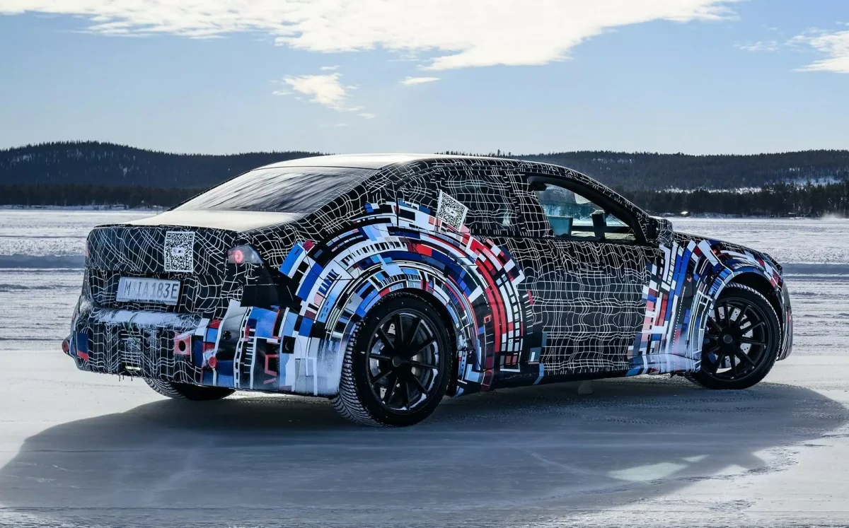 У мережу злили перші фото потенційного електричного BMW i3M: що відомо про майбутній спорткар - фото 5