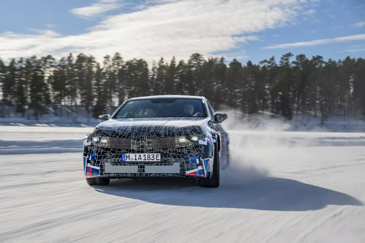 У мережу злили перші фото потенційного електричного BMW i3M: що відомо про майбутній спорткар - фото 6