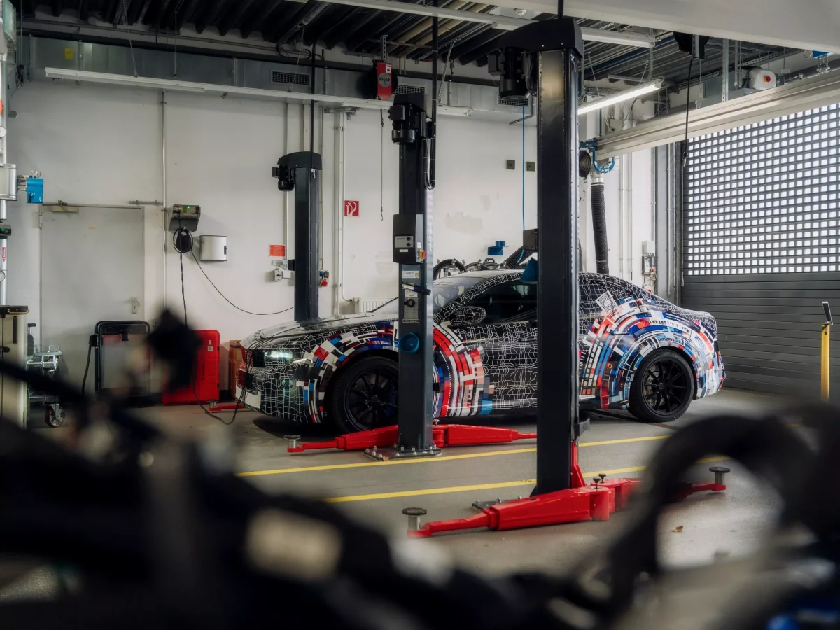 У мережу злили перші фото потенційного електричного BMW i3M: що відомо про майбутній спорткар - фото 8