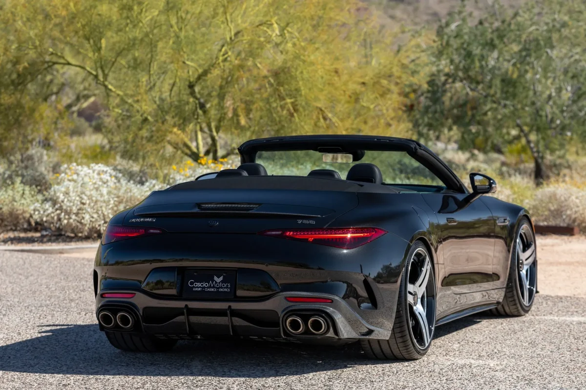 Рідкісний суперкар Brabus втратив майже 200 тисяч доларів у ціні, але нікому не знадобився - фото 5