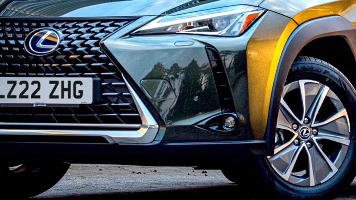 Lexus тихо прощається зі своїм першим електромобілем UX 300e Lexus тихо прощається зі своїм першим електромобілем UX 300e