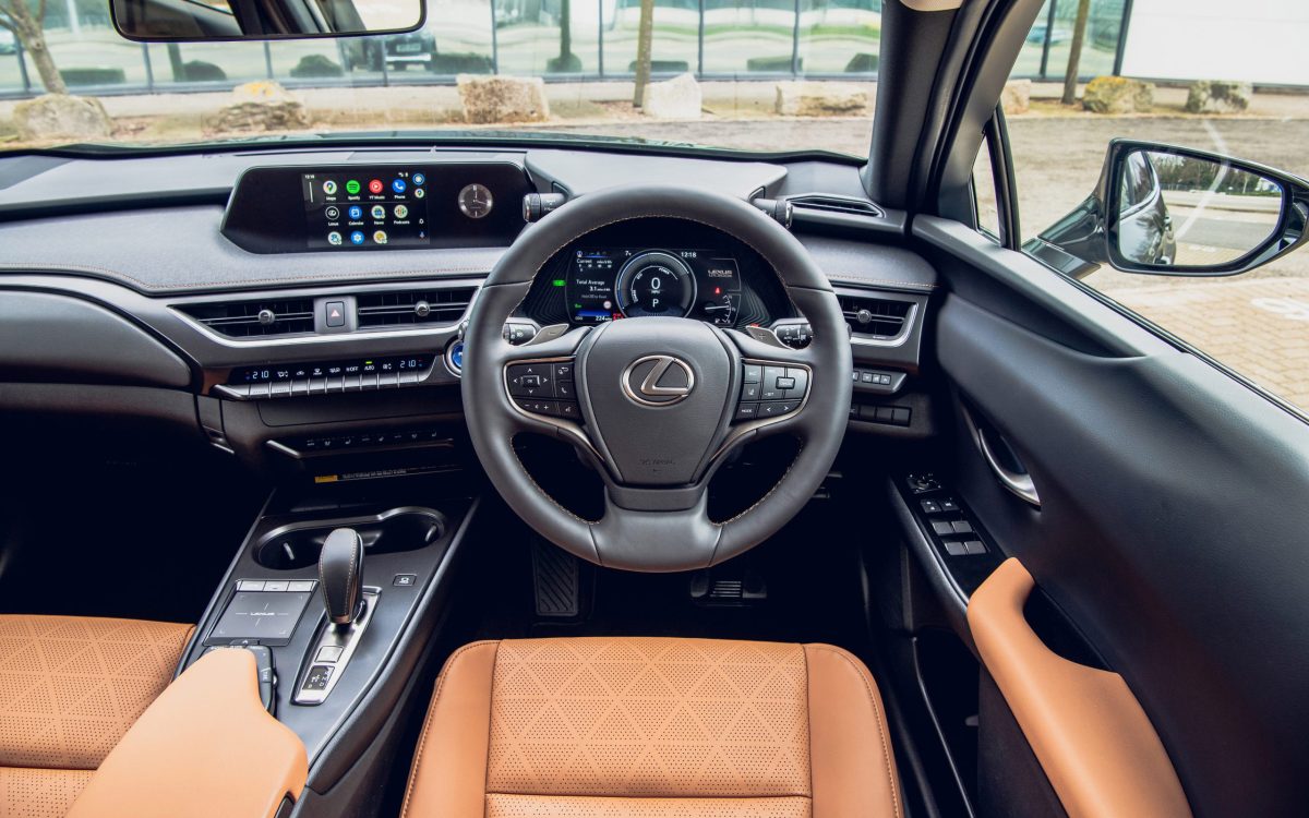 Lexus тихо прощається зі своїм першим електромобілем UX 300e - фото 2