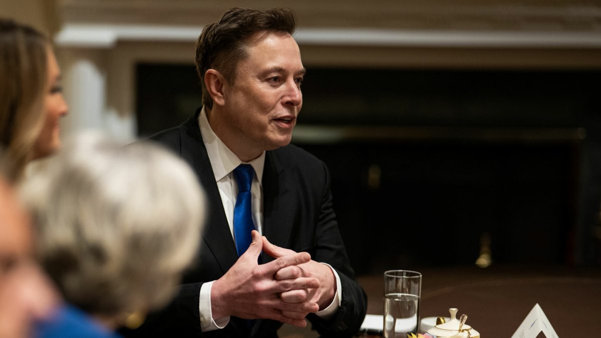 Ілон Маск: автовиробники, що ігнорують електрокари, зникнуть як динозаври - фото 1