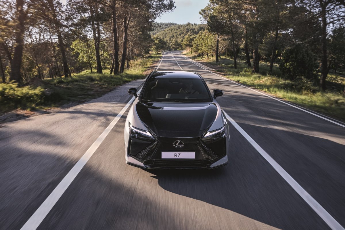 Віртуальна «механіка» та кермо-штурвал: Lexus RZ отримав революційні оновлення для Європи - фото 4