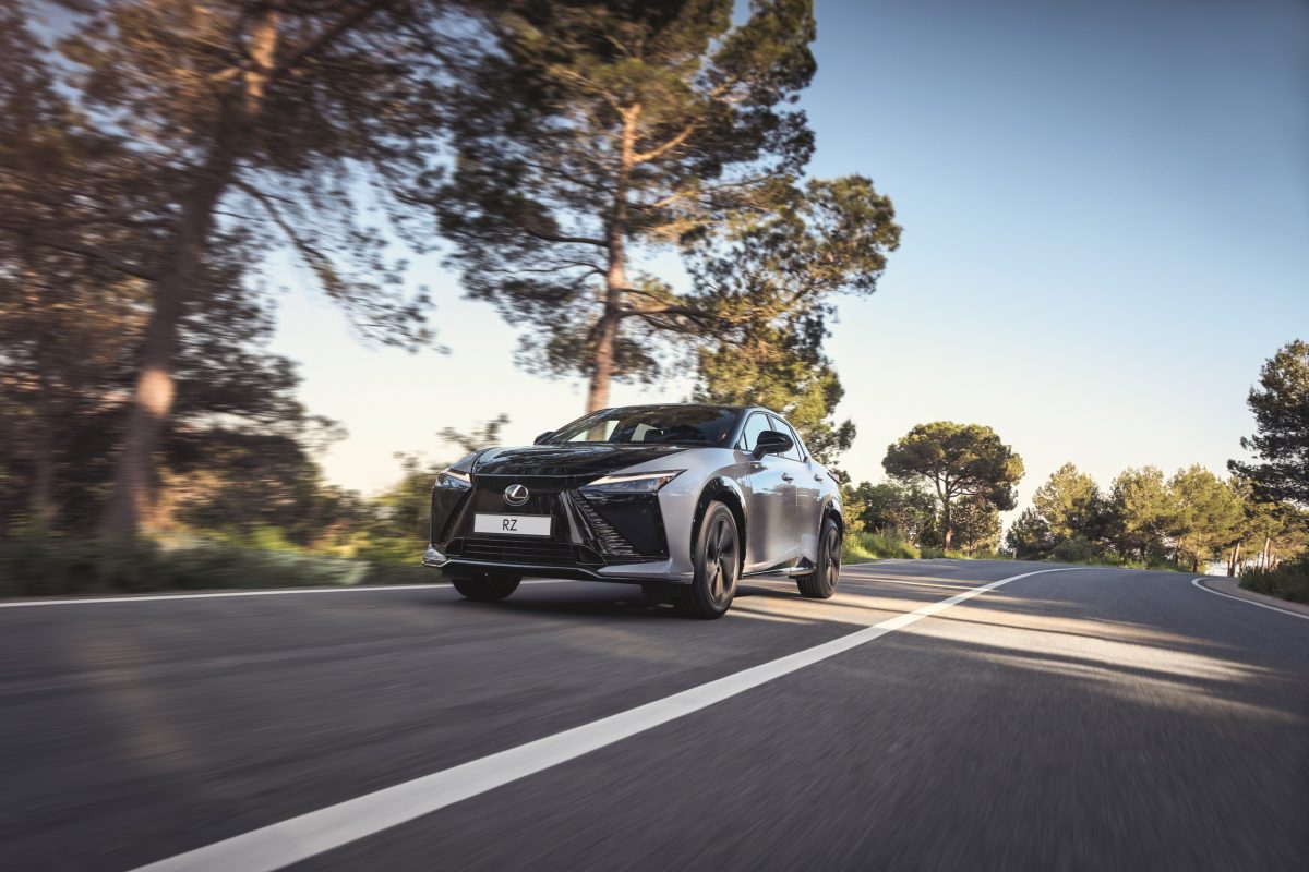 Віртуальна «механіка» та кермо-штурвал: Lexus RZ отримав революційні оновлення для Європи - фото 6