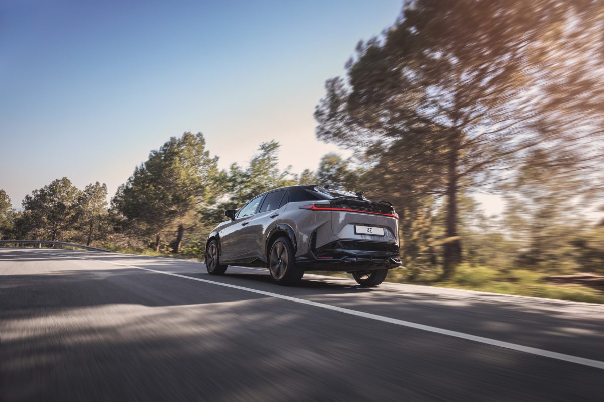 Віртуальна «механіка» та кермо-штурвал: Lexus RZ отримав революційні оновлення для Європи - фото 8