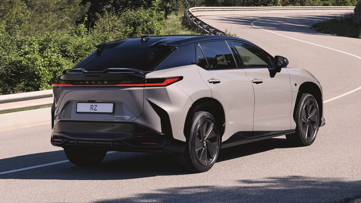 Віртуальна «механіка» та кермо-штурвал: Lexus RZ отримав революційні оновлення для Європи - фото 2