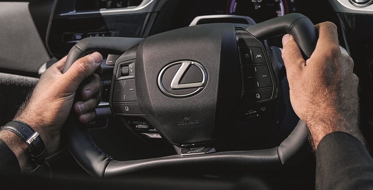 Віртуальна «механіка» та кермо-штурвал: Lexus RZ отримав революційні оновлення для Європи - фото 1