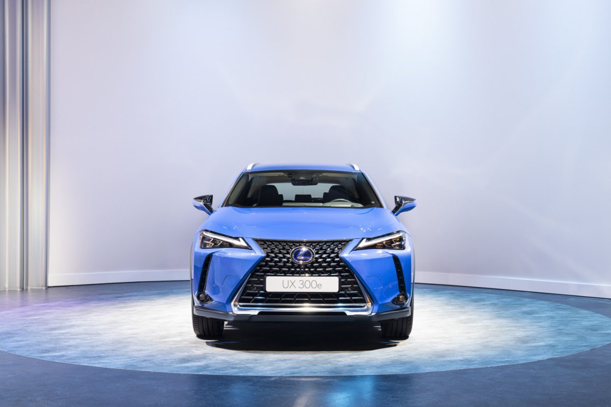 Lexus тихо прощається зі своїм першим електромобілем UX 300e - фото 5