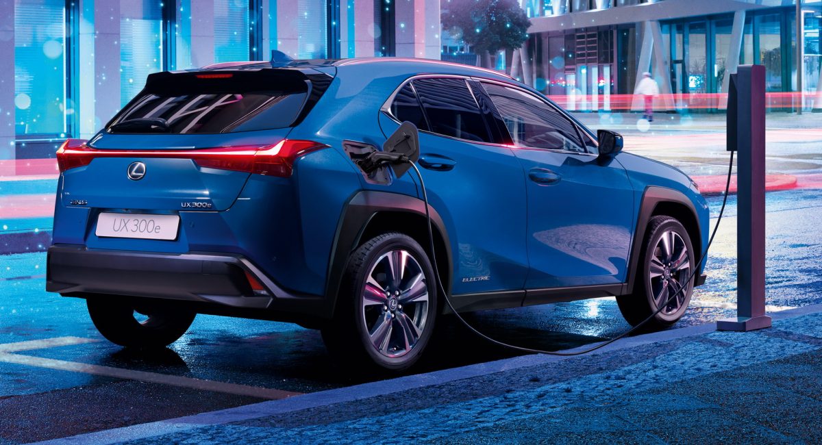 Lexus тихо прощається зі своїм першим електромобілем UX 300e - фото 1