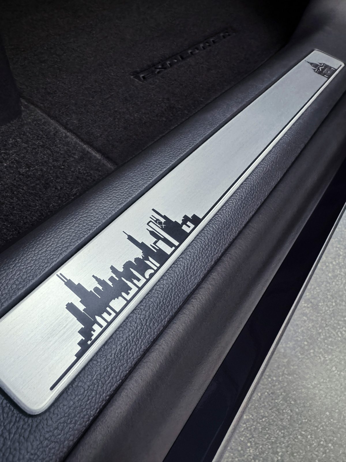 Генеральний директор Ford подарував Папі Римському унікальний гібридний Explorer - фото 7