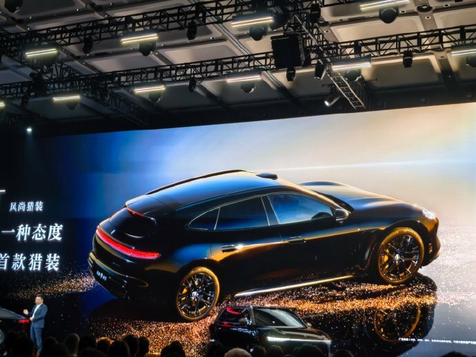 Китайці знову схрестили шпаги з Porsche: представлено клон Taycan від SAIC та Huawei - фото 4