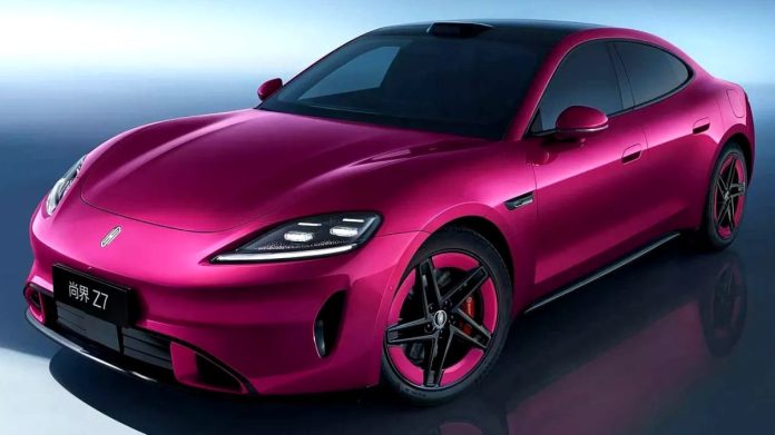 Китайці знову схрестили шпаги з Porsche: представлено клон Taycan від SAIC та Huawei