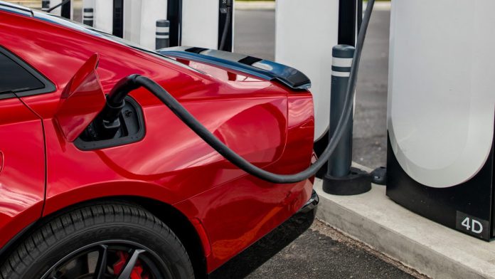 Електромобілі Stellantis нарешті отримали доступ до мережі Tesla Supercharger