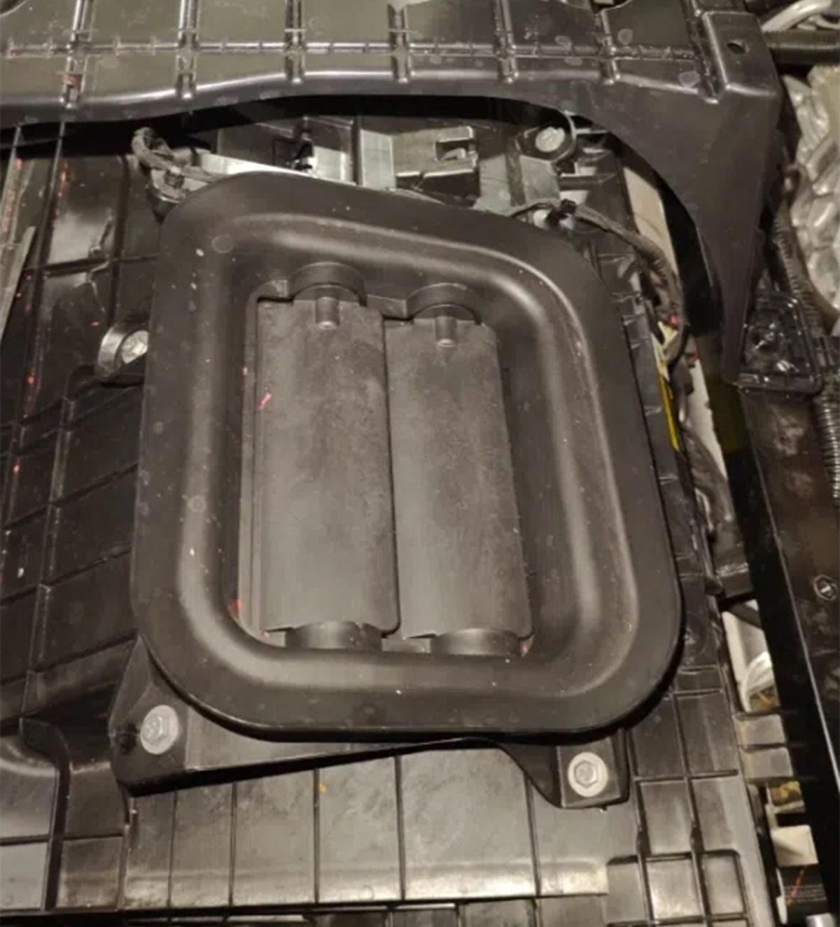 Xiaomi виправляє помилки: «фейковий» карбоновий капот SU7 Ultra зроблять функціональним - фото 1