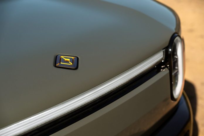 Rivian R2 Performance — вид спереду 3/4 Rivian R2 Performance — електричний кросовер з потужністю 656 к.с., вид спереду