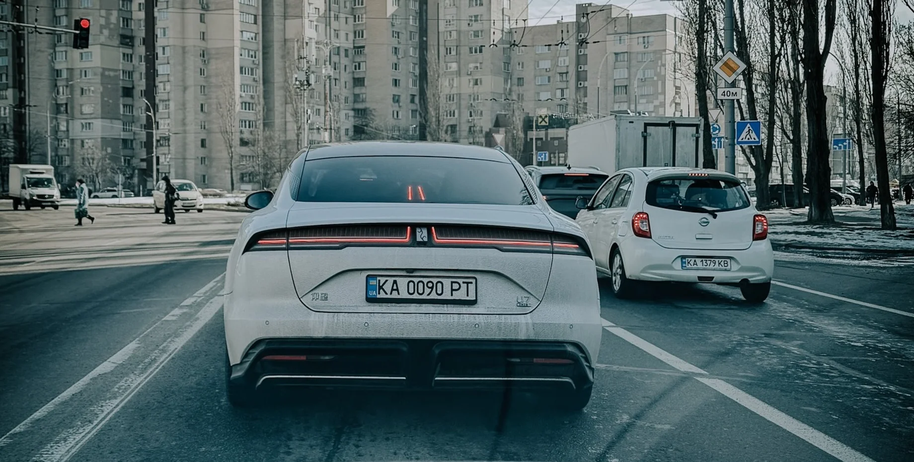 Києвом їздить 1300-сильний седан з танковим розворотом