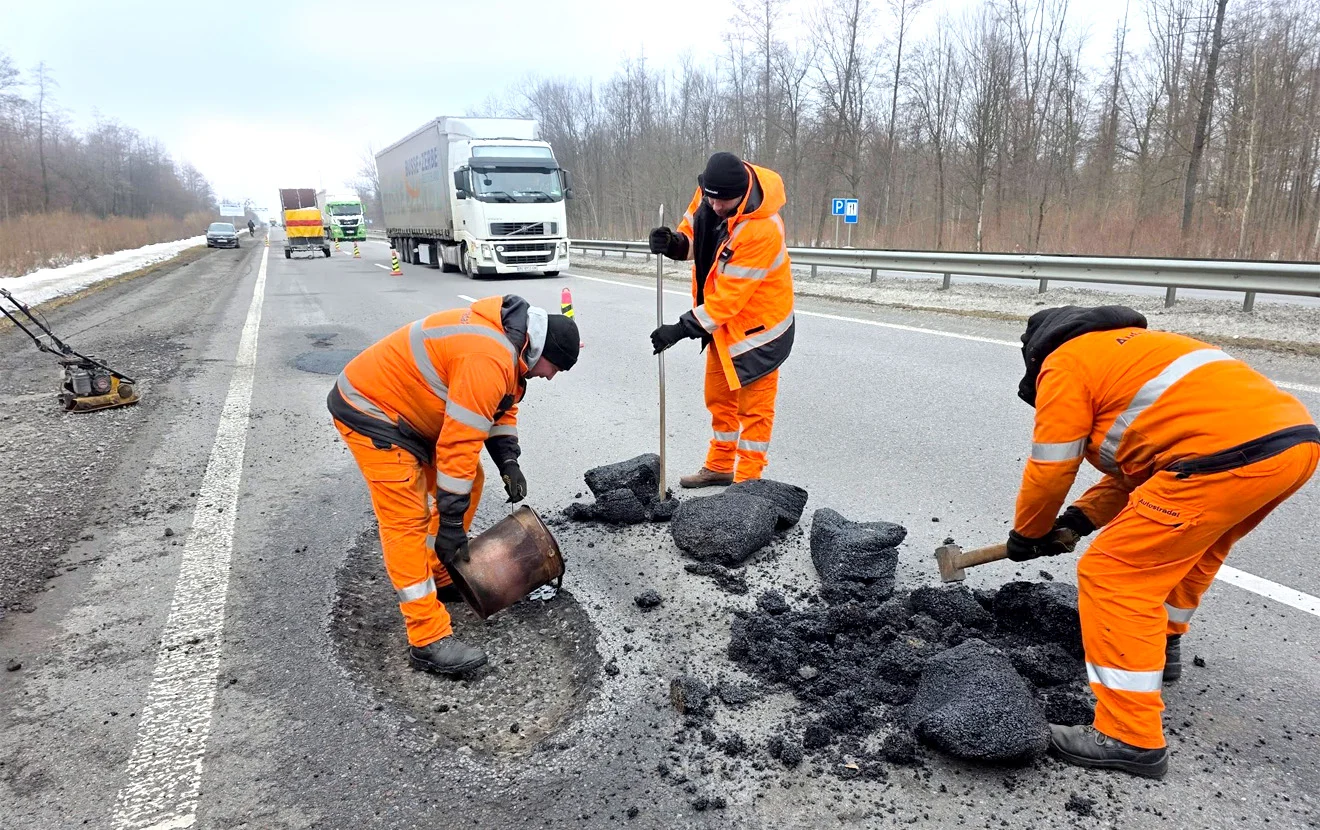 Велике латання доріг: де вже працює техніка