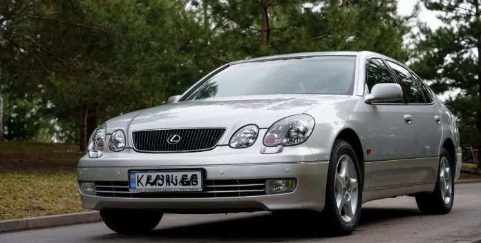 Капсула часу з 90-х: Lexus продають за ціною нового